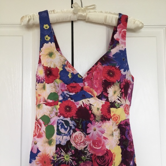 NWOT GUESS Floral Dress - Picture 2 of 4
